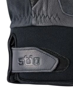 Stio Hardscrabble Insulated Mitt -STIO Sales Unisex Hardscrabble Insulated Mitt Magnet Detail Cuff