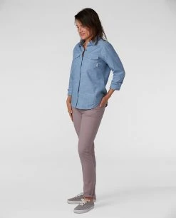 Stio Women's Ashton Chambray Shirt - Past Season 36 Stio Women's Ashton Chambray Shirt - Past Season -STIO Sales W Ashton Chambray Shirt Light Chambray 3 1cf3756b 288f 4143 958e d661bac44132